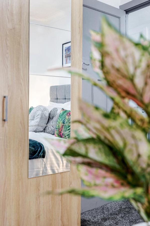 Heathrow 2-Bedroom Maisonette With Parking West Drayton  Экстерьер фото