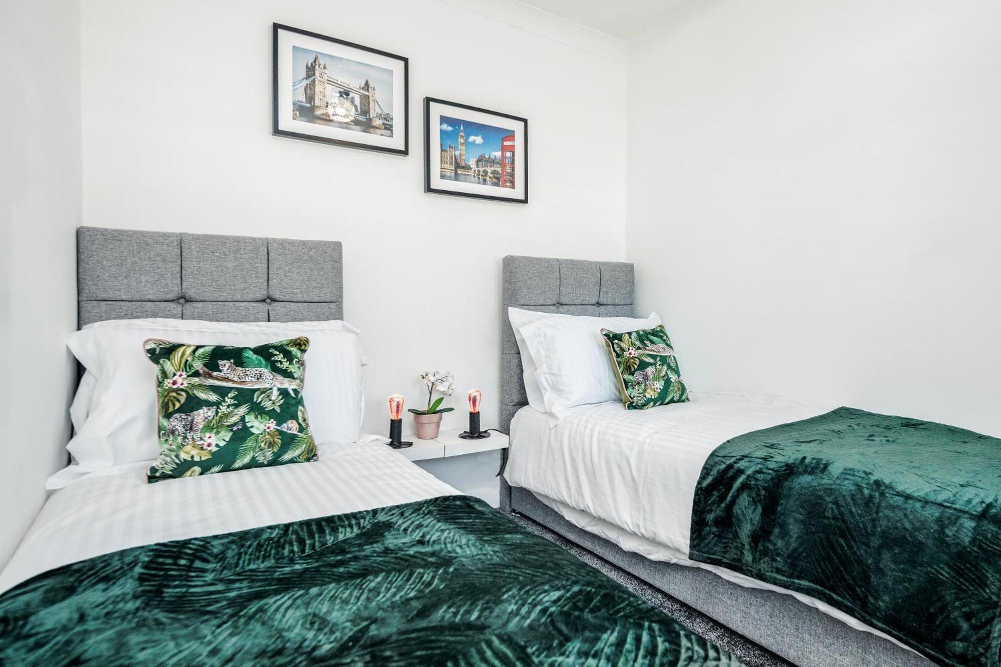 Heathrow 2-Bedroom Maisonette With Parking West Drayton  Экстерьер фото