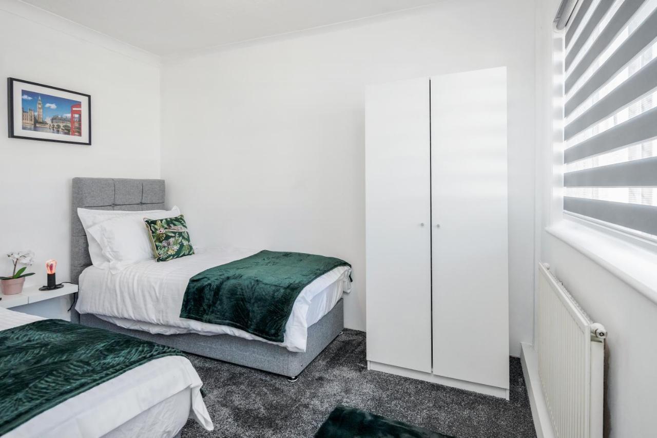 Heathrow 2-Bedroom Maisonette With Parking West Drayton  Экстерьер фото