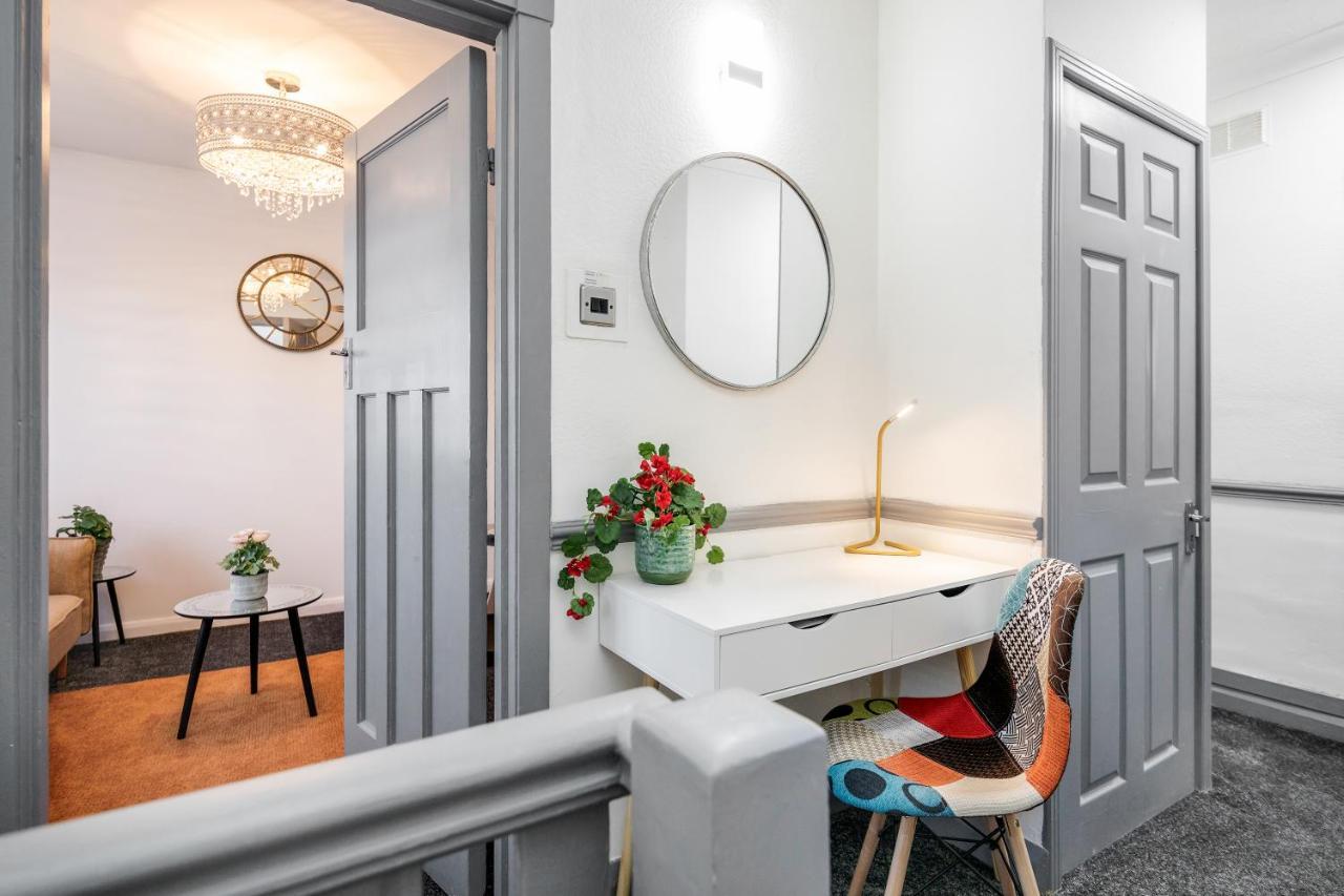 Heathrow 2-Bedroom Maisonette With Parking West Drayton  Экстерьер фото