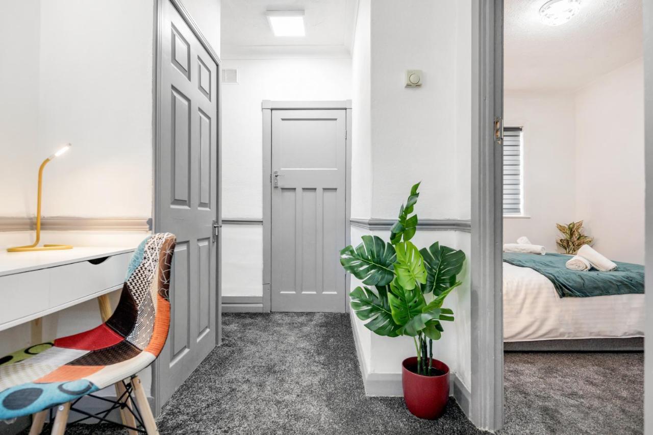 Heathrow 2-Bedroom Maisonette With Parking West Drayton  Экстерьер фото