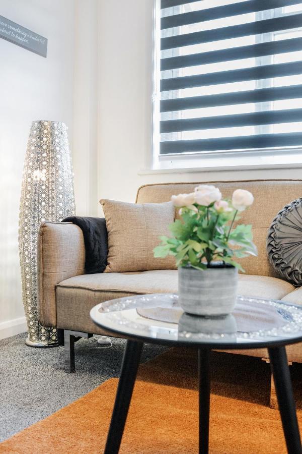 Heathrow 2-Bedroom Maisonette With Parking West Drayton  Экстерьер фото