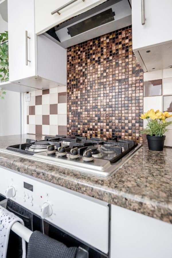 Heathrow 2-Bedroom Maisonette With Parking West Drayton  Экстерьер фото